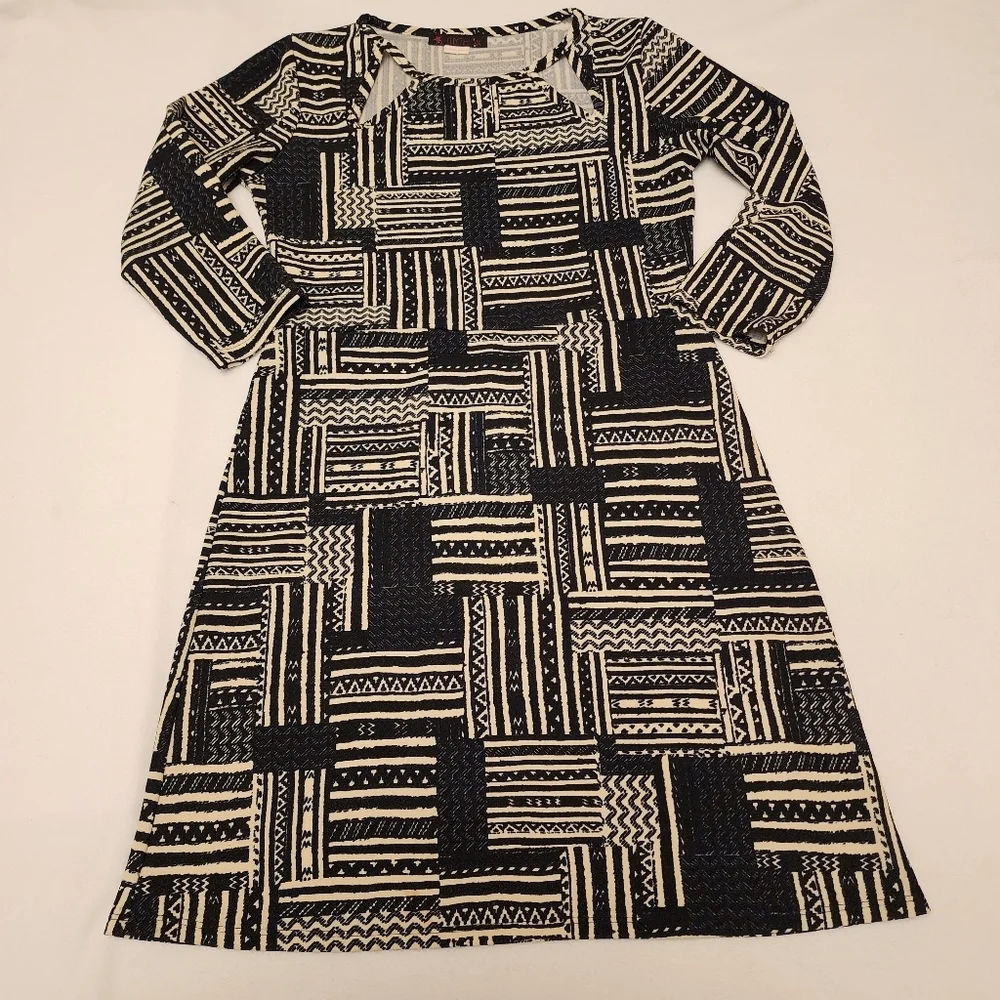 Black and White Abstract Print Dress - Picture 9 of 12